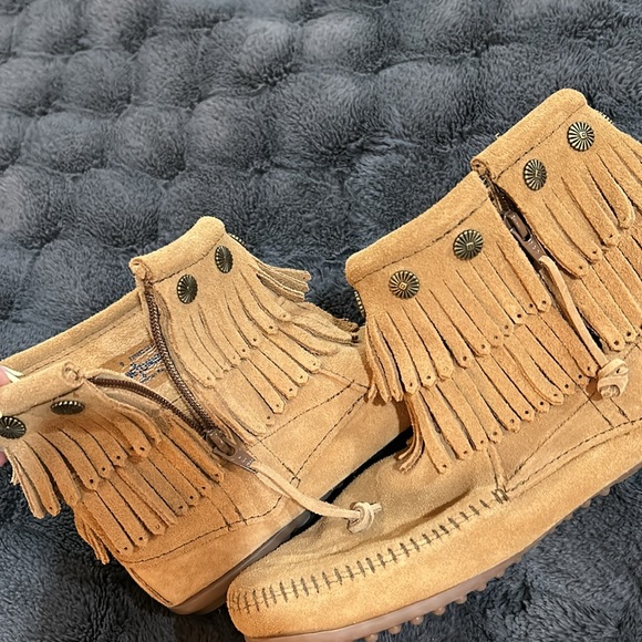Minnetonka Ladies Tan Fringe Moccasins - Picture 4 of 6